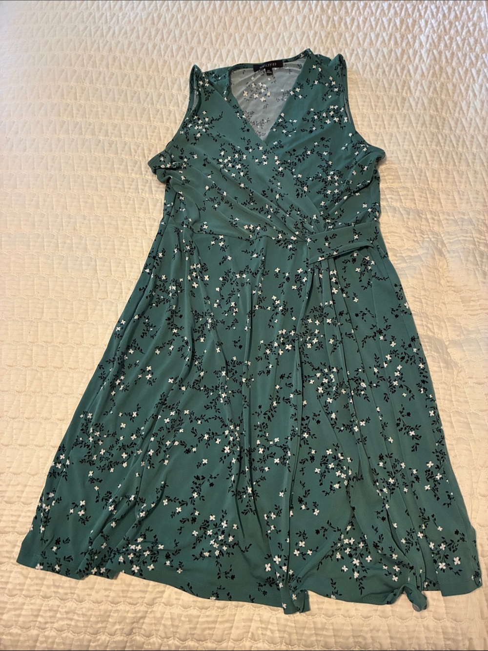 Sleeveless Green Floral Faux Wrap Dress Hail3y:23